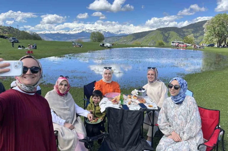 İki ay sonra kuruyacak göl için kilometrelerce yol geldiler