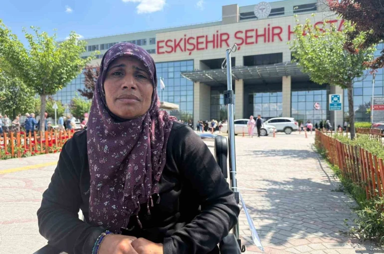 İki çocuk annesi, 2 erkek tarafından sopayla darbedildiğini iddia etti