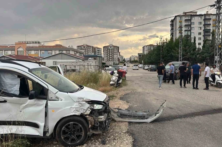 İki hafif ticari araç çarpıştı: 2 yaralı 