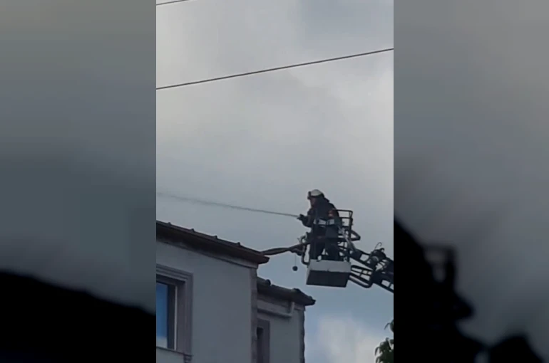 İki katlı binanın çatısında yangın