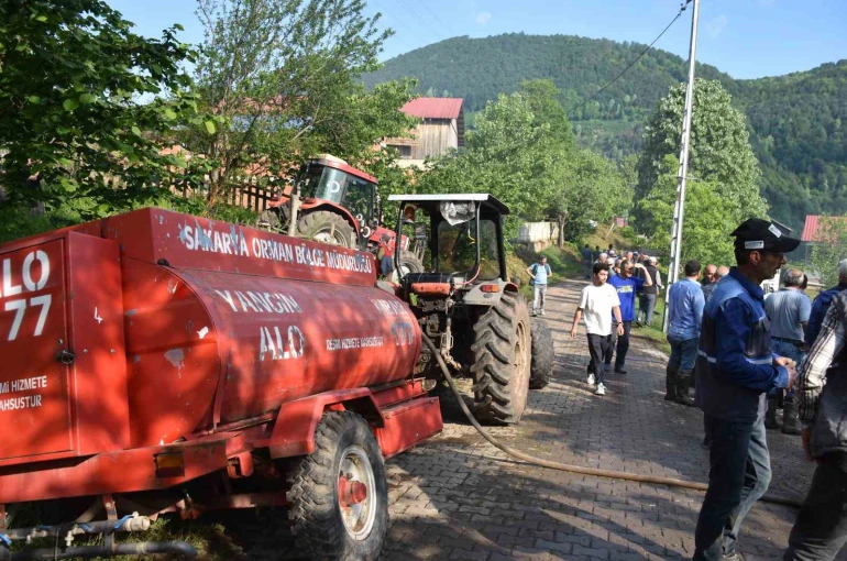 İki katlı evde çıkan yangına vatandaşın su tankeri ile müdahalesi