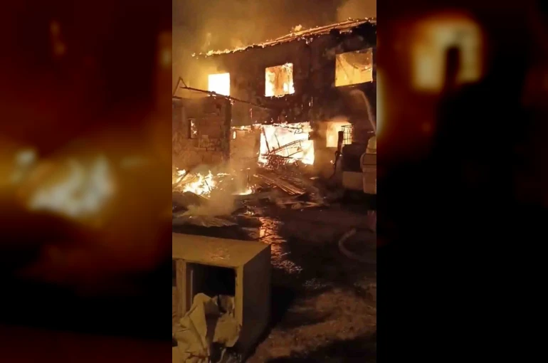 İki katlı müstakil ev küle döndü, görme engelli bir kişi hayatını kaybetti