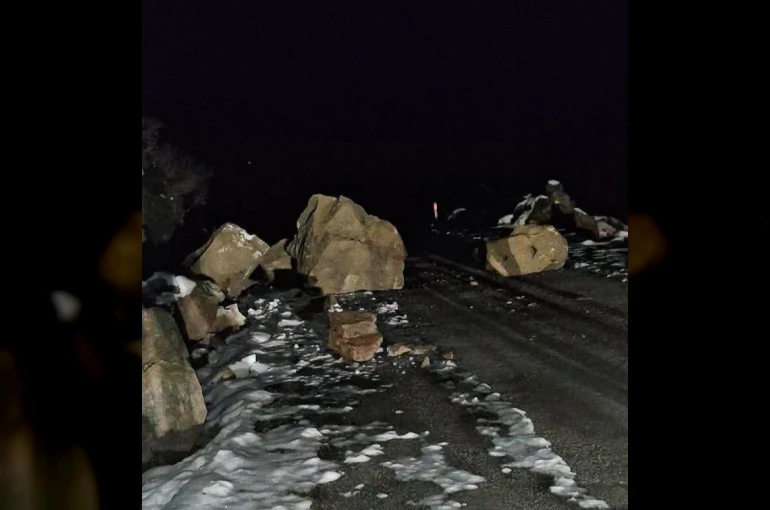 İki köye ulaşım sağlayan yol kapandı