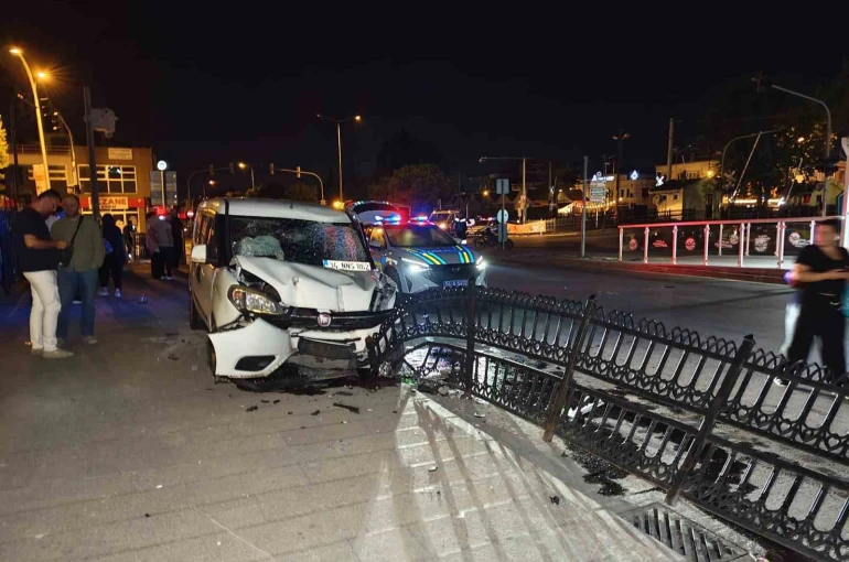 İki motosiklete çarpan sürücü ortalığı savaş alanına çevirdi: 1 ölü, 3 yaralı