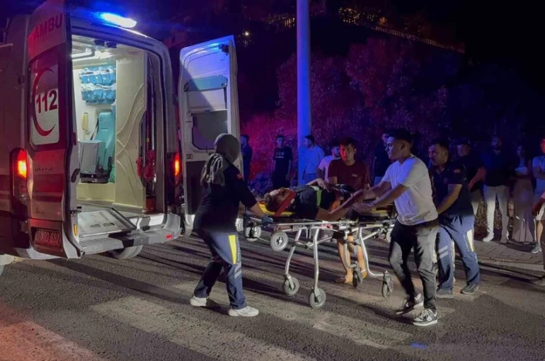 İki motosikletin çarpıştığı kazada 3 çocuk yaralandı