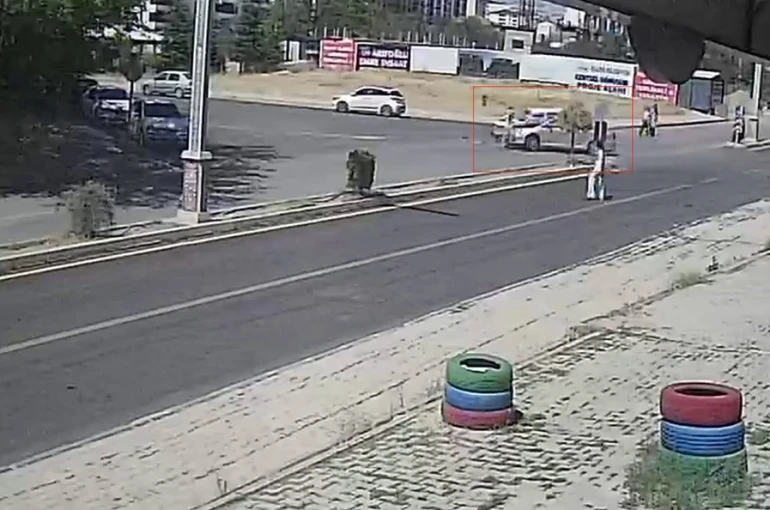İki otomobil çarpıştı, yoldan geçen şahıs son anda kurtuldu