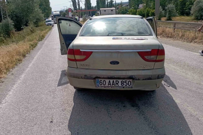 İki otomobil kafa kafaya çarpıştı: 2 yaralı