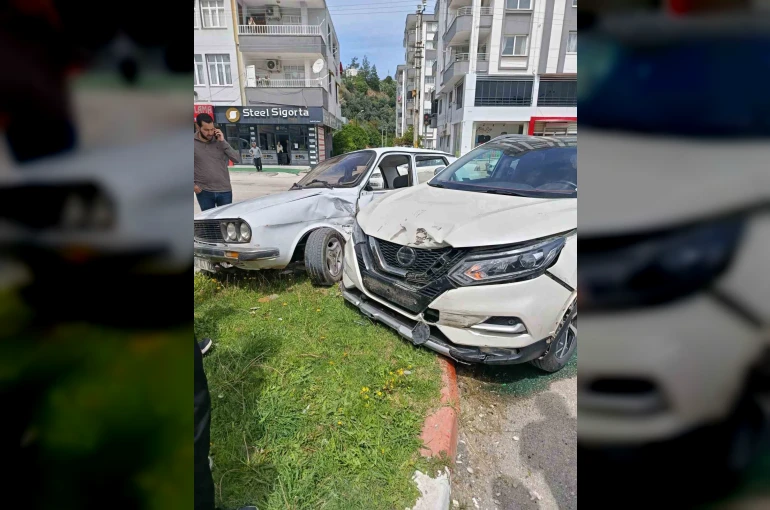 İki otomobilin çarpıştığı kaza anı kamerada
