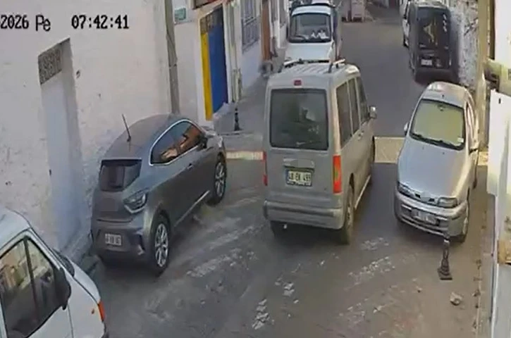 İki sokak kedisini ezdi, arkasına bile bakmadan uzaklaştı