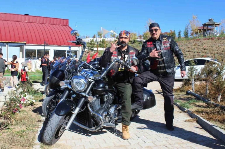 İki teker üzerinde yolculuk yapan motosiklet tutkunları, kentin farklı noktalarını tanıtıyor