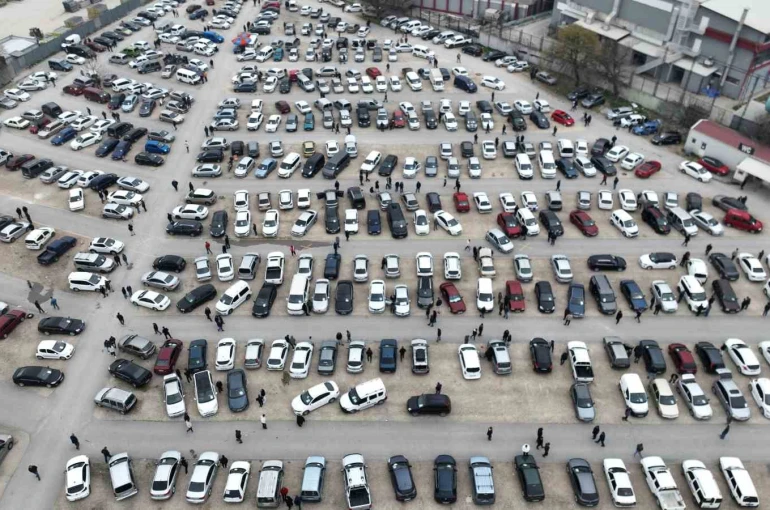 İkinci el oto pazarında buruk bayram