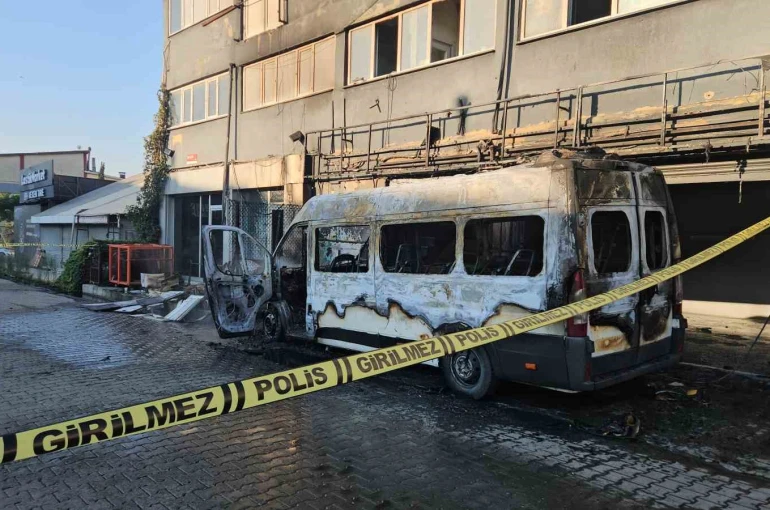 İkitelli’de sanayi sitesinde minibüste çıkan yangın dükkana sıçradı: Kundaklama şüphesi üzerinde duruluyor