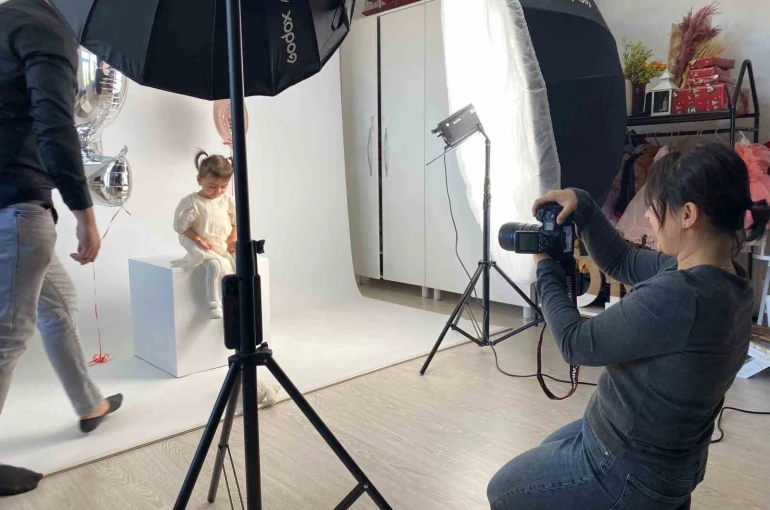 İkiz bebeklerinin fotoğraflarını çekerek başladı, evinin bir odasını stüdyoya çevirdi