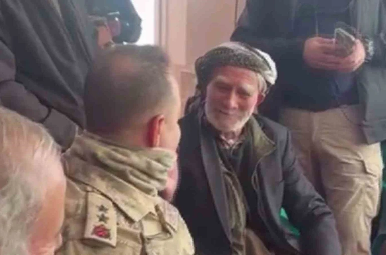 İl Jandarma Komutanı parmağındaki yüzüğü çıkartıp hediye etti, duygu dolu anlar yaşandı