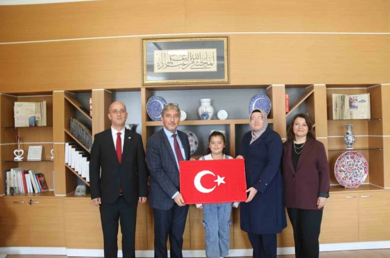 İl Milli Eğitim Müdürü Yılmaz Türkiye birincisi öğrenciyi tebrik etti 