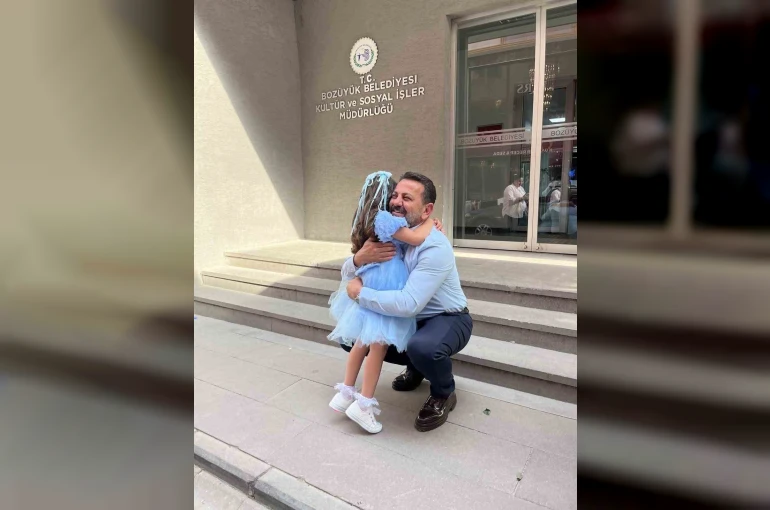 İl Müdürü İlhan, koruyucu aile çocuğunun heyecanına ortak oldu