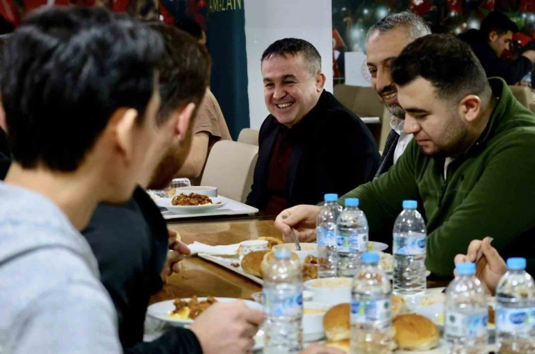 İl Müdürü Ramazan Demir öğrencilere yemek dağıttı