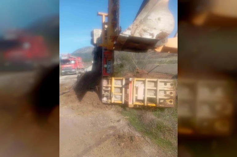 İl Özel İdareye ait tırın dorsesi yandı