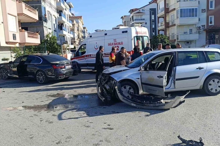 İl Sağlık Müdürlüğü aracı kaza yaptı: 2 sağlık çalışanı yaralandı