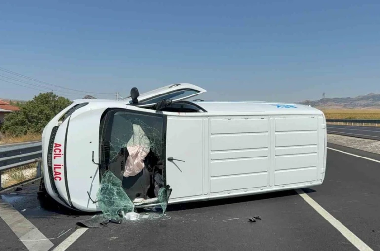 İlaç taşıyan araç bariyerlere çarparak devrildi