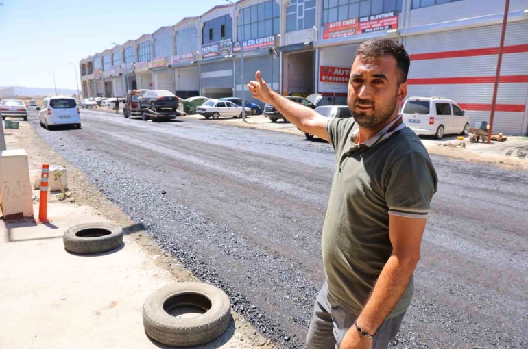 İlçe belediyesinin sorumluluğundaki yollar esnafın mağduriyeti üzerine Kahramanmaraş Büyükşehir Belediyesi tarafından yapılıyor