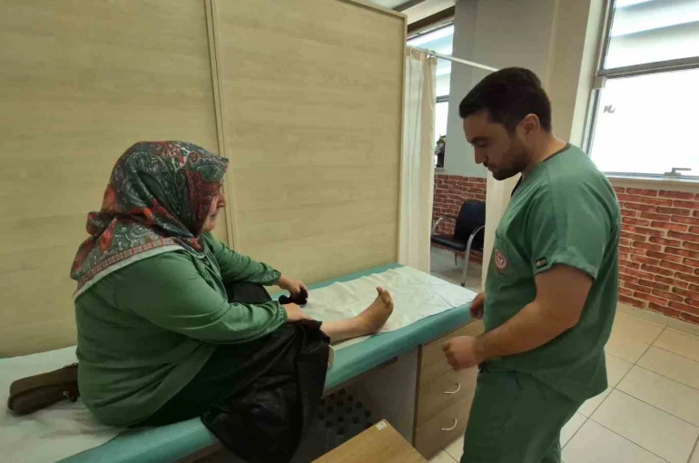 İlk ayakkabısını 51 yaşında giyebildi