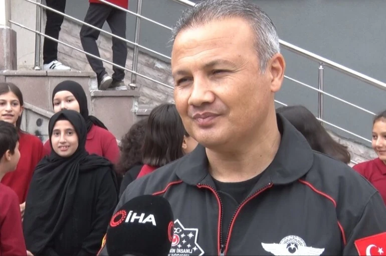 İlk Türk Astronot Alper Gezeravcı öğrencilerle bir araya geldi