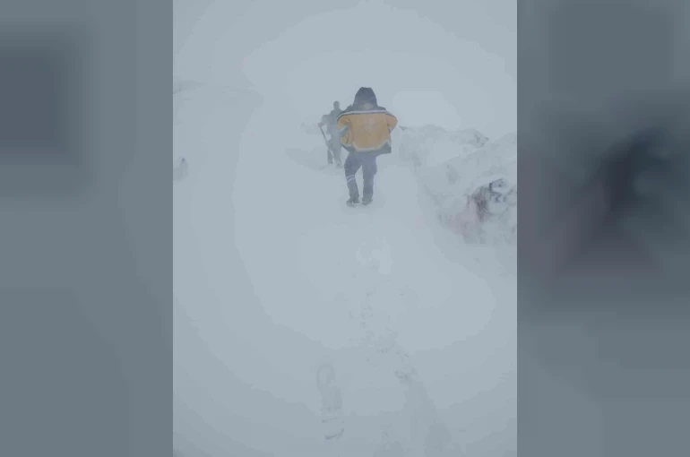 İlkbaharda kar şaşkınlığı, belde yolu ulaşıma kapandı