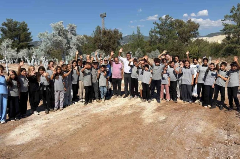 İlkokul öğrencileri 300 zeytin fidanını toprakla buluşturdu