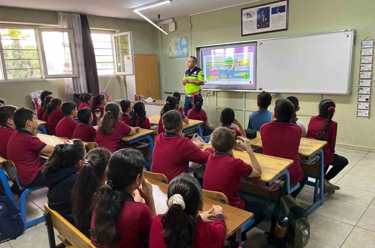 İlkokul öğrencilerine trafik eğitimi verildi
