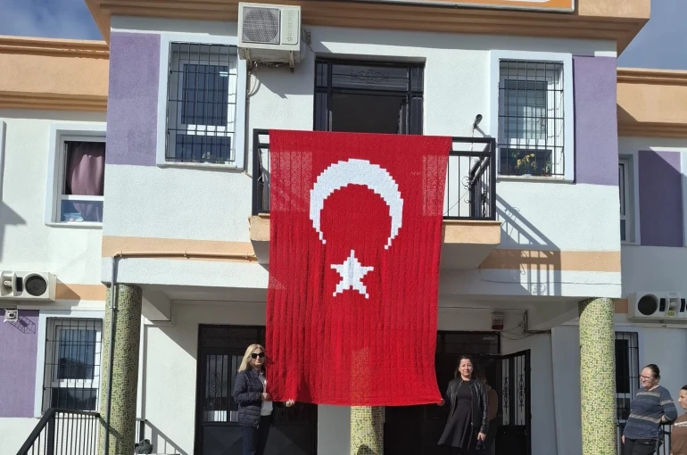 İlmek ilmek gurur: El emeği Türk Bayrağı göndere çekildi