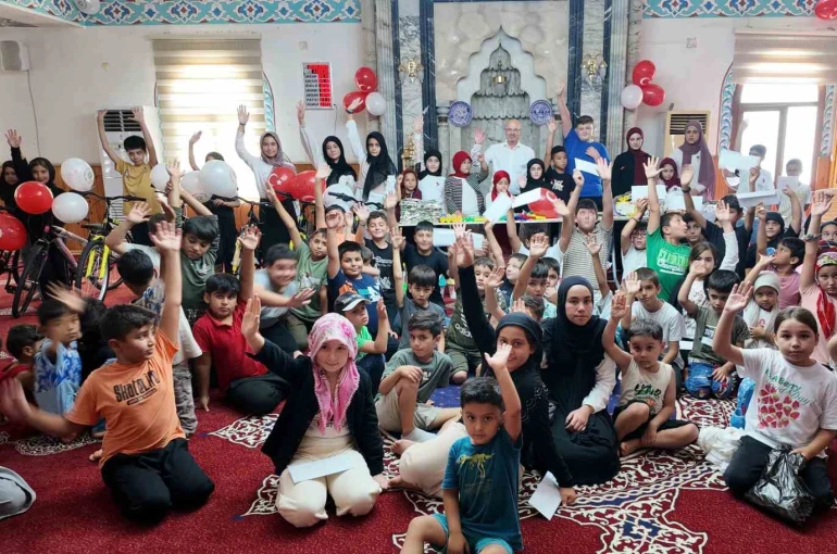 İmamın gönüllere dokunan geleneği: 26 yıldır çocukları ödüllendiriyor