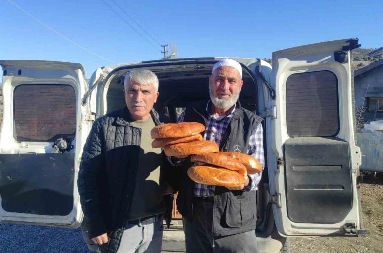 İmece usulüyle pide dağıtılıyor, pide girmeyen ev kalmıyor