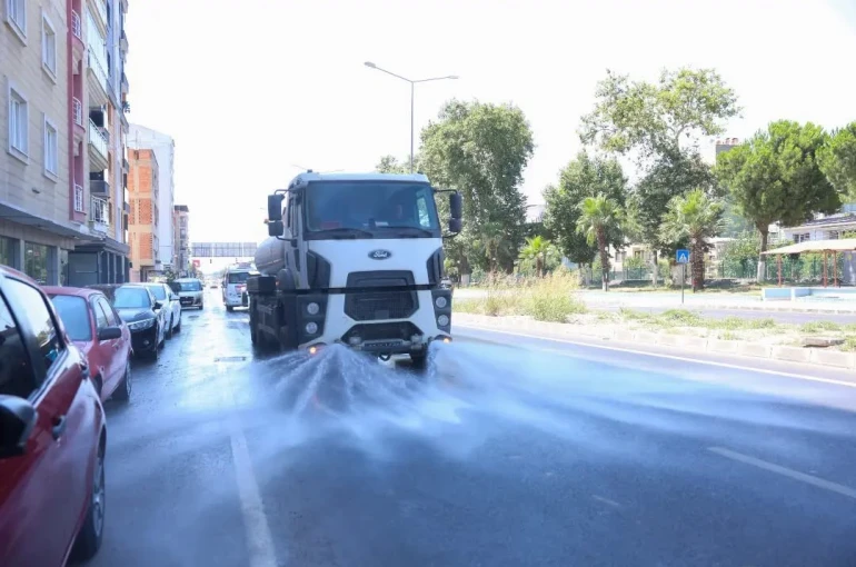 İncirliova anayolunda temizlik çalışmaları tamamlandı