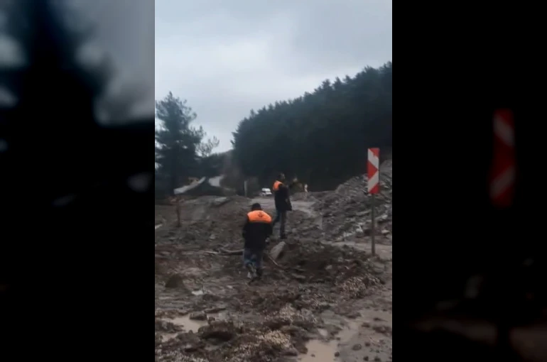 İnebolu-Doğanyurt-Cide karayolu heyelan sebebiyle ulaşıma kapandı