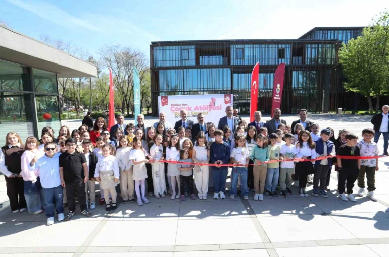 İnegöl’de 23 Nisan’a özel minik sanatçılar sergisi açıldı