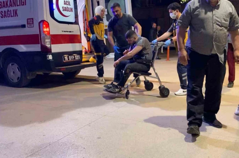 İnegöl’de direksiyon başında fenalaşan sürücü zincirleme kazaya neden oldu