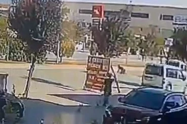 İnegöl’de motosiklet hafif ticari araca arkadan çarptı: O anlar kamerada