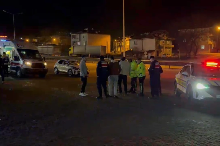 İnegöl’de otomobiller çarpıştı: 1’i çocuk 3 yaralı