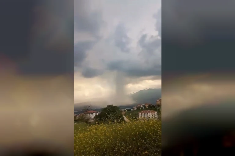 İnegöl’de sağanak etkili oldu, yollar göle döndü
