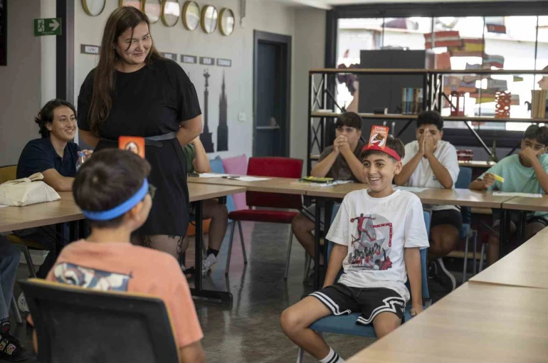 İngilizceyi oyunlarla öğreniyorlar: ‘Hello Mersin’ yaz programı sürüyor