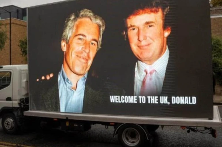 İngiltere’de Trump ve Epstein’ın fotoğrafını yayınlayan reklam aracına polis el koydu 