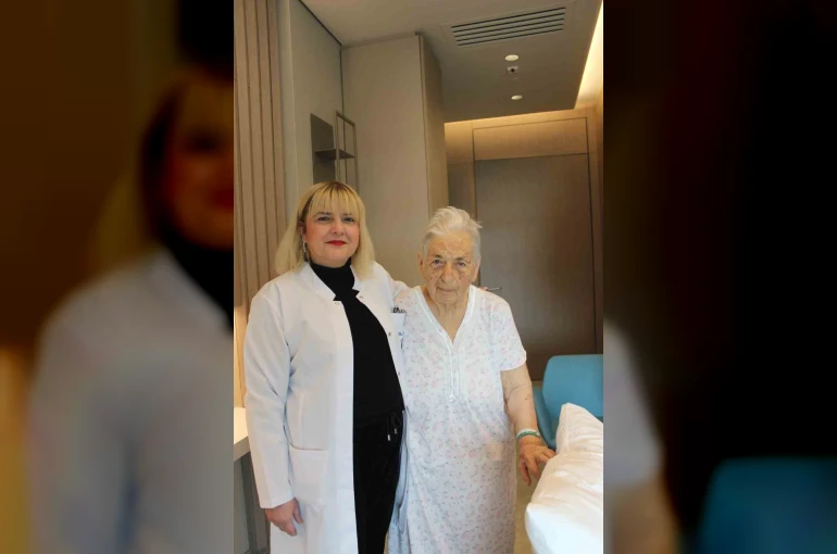 İnme geçiren 93 yaşındaki hasta akut tedaviyle ayağa kalktı