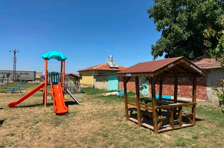 İnönü Belediyesi’nden park ve sosyal alanlara kamelya desteği