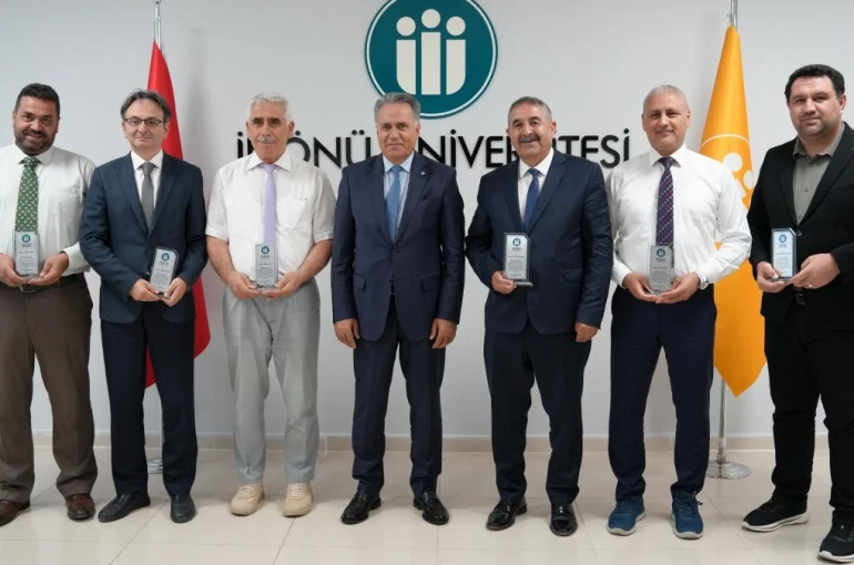 İnönü Üniversitesinde başarılı akademisyenlere araştırma performansı plaketi