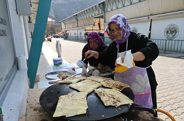 İnönülü kadınlardan gözleme ikramı
