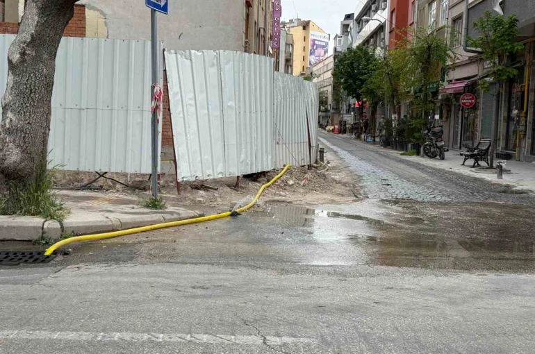 İnşaat alanında patlayan hortum sokağı göle çevirdi
