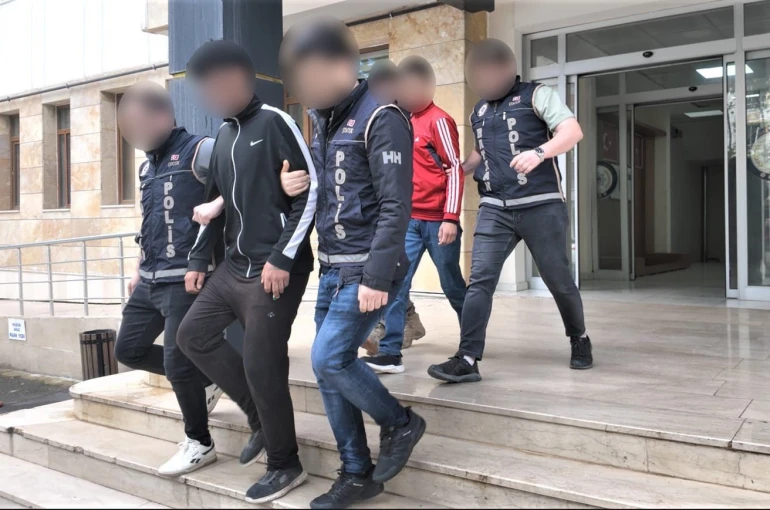 İnşaat alanında suçüstü yakalanan 2 hırsızlık şüphelisi tutuklandı
