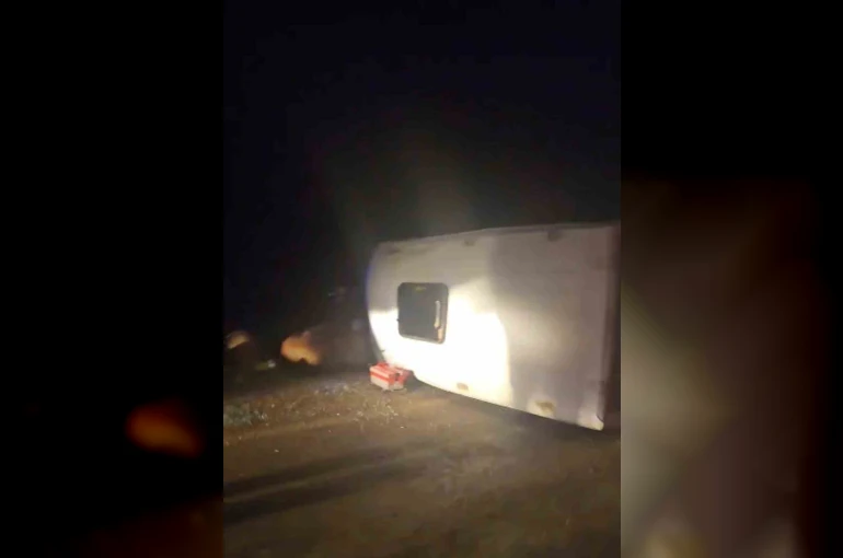 İnşaat işçilerini taşıyan minibüs devrildi: 16 yaralı
