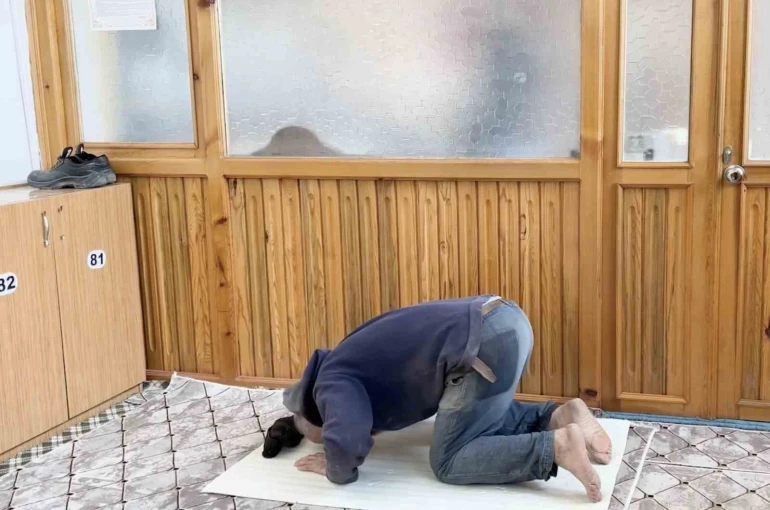 İnşaat işçisinden örnek davranış: Camiyi kirletmemek için nalburdan aldığı malzemenin üzerinde namazını kıldı